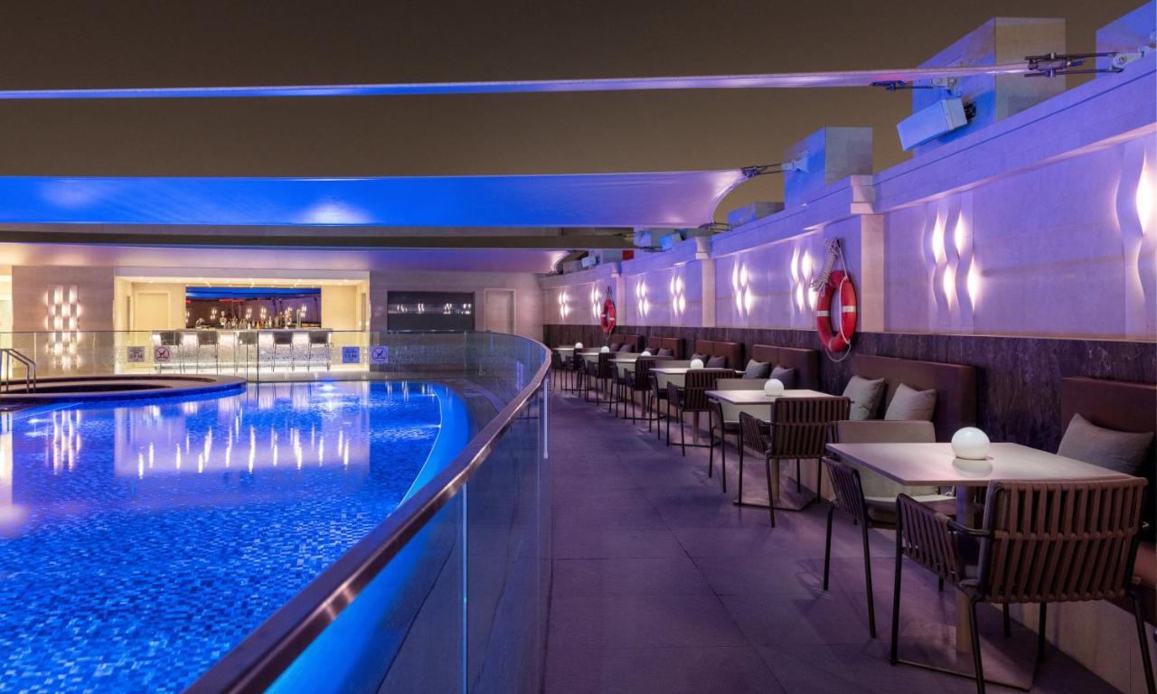 คราวน์ พลาซา โดฮา - เดอะ บิสซิเนส พาร์ค Hotel ภายนอก รูปภาพ The pool at the hotel