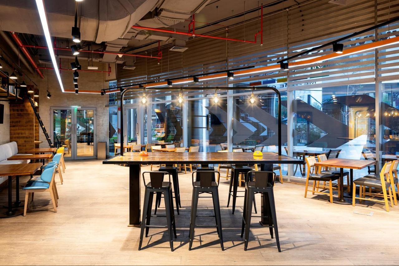 คราวน์ พลาซา โดฮา - เดอะ บิสซิเนส พาร์ค Hotel ภายนอก รูปภาพ The interior of the library