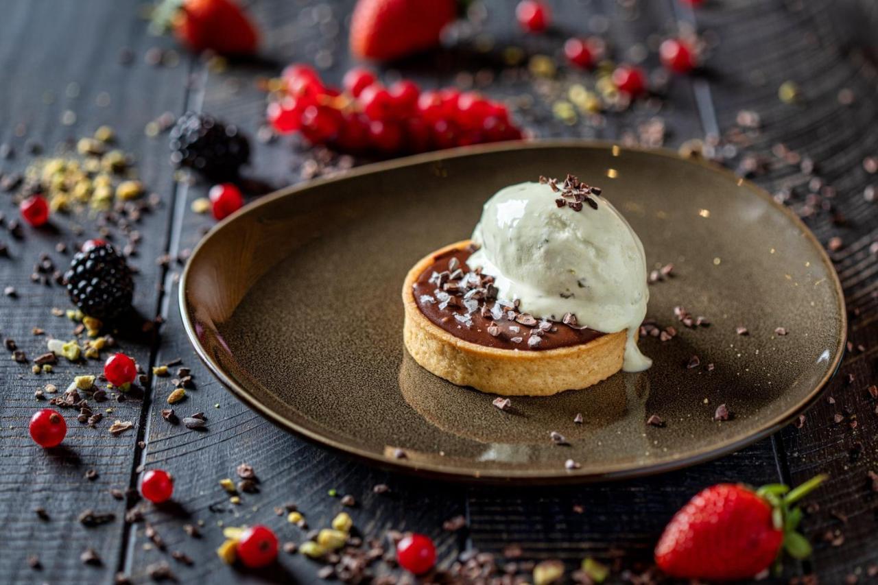 คราวน์ พลาซา โดฮา - เดอะ บิสซิเนส พาร์ค Hotel ภายนอก รูปภาพ Chocolate tart with ice cream