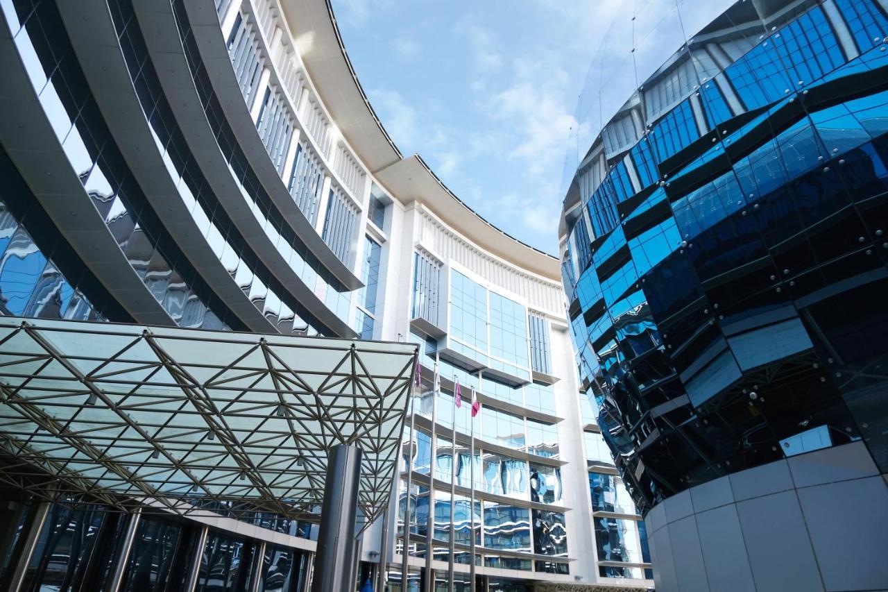คราวน์ พลาซา โดฮา - เดอะ บิสซิเนส พาร์ค Hotel ภายนอก รูปภาพ The new building of the University of Economics and Business Vienna