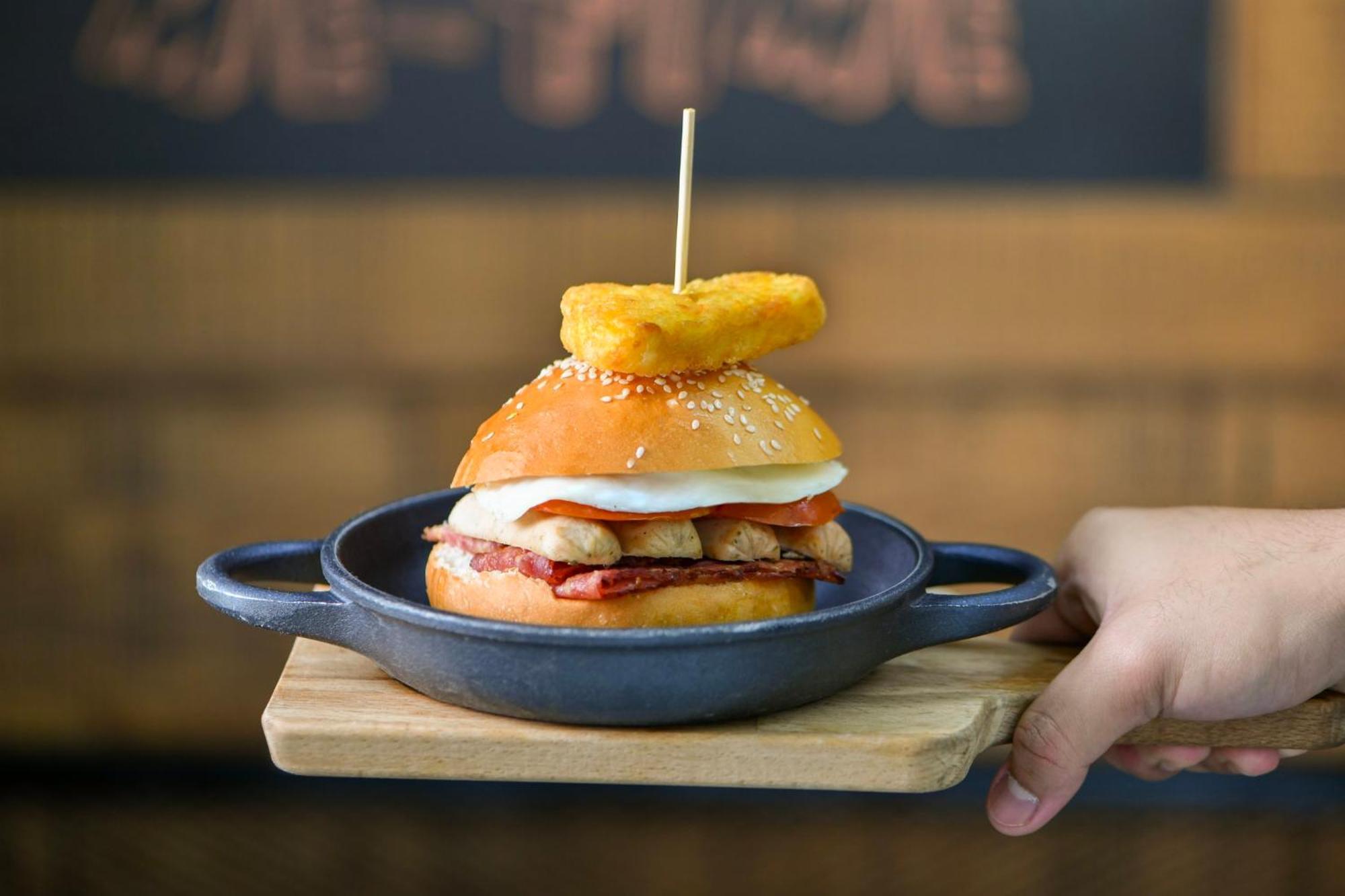 คราวน์ พลาซา โดฮา - เดอะ บิสซิเนส พาร์ค Hotel ภายนอก รูปภาพ A chicken burger